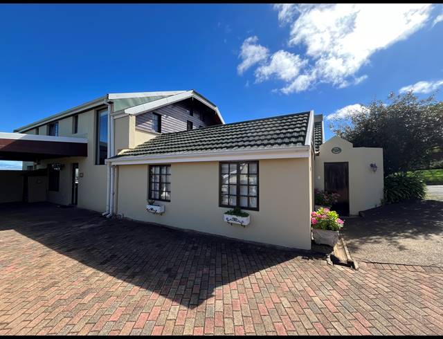 5 BEDROOM GATED ESTATE FOR SALE IN UNDERBERG